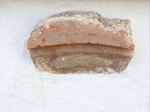 Kirchturm - Nordseite an der Basis-Werkstein mit Fischrelief (wohl Spolie des Romanischen Langhauses)