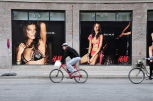 Werbung in Kopenhagen : Werbeplakate eines bekannten Textilherstellers. Aufgenommen in Kopenhagen im Mai 2008