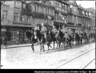 Einzug der Regierungstruppen in Wolfenbüttel Enthält: Berittene Soldaten mit Standarten auf der Langen Herzogstr., Zuschauer