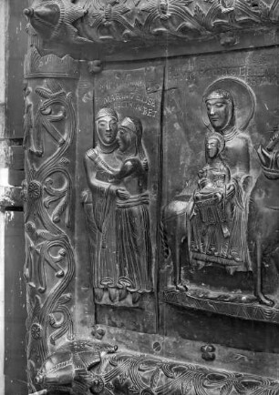 Bronzetür — Linker Flügel mit Darstellungen aus dem Alten und Neuen Testament — 5. Reihe von oben: Heimsuchung, Flucht nach Ägypten und Bischof Alexander von Płock mit Diakonen