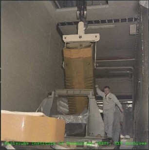 Verladen eines Transportbehälters für Brennelemente in der LKW-Schleuse des Forschungsreaktors 2 (FR 2)