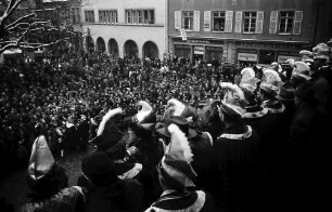 Freiburg: Balkon des Rathauses, Elferrat auf dem Balkon mit Oberbürgermeister