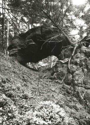 Sächsische Schweiz. Affensteine. Natürliche Felsbrücke ("Kleines Prebischtor") bei den Zerborstenen Türmen