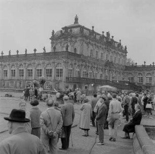 Dresden. Zwinger, Blick zum Zoologischen Pavillon, mit Filmteam