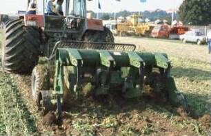 Fotografie: Gartenbautechnik-Freiland, Bodenbearbeitung, Spatenpflug, Terrareifen