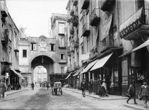 Genua?, Straßenansicht, Blick zu einem Torbau