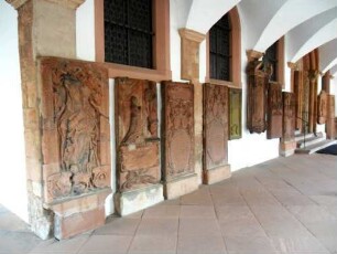 Stiftskirche-Langhaus im Westen - Ansicht im Westnordwestlichen Teil in der Vorhalle mit Epitaphien an der Wand in Übersicht nach Süden