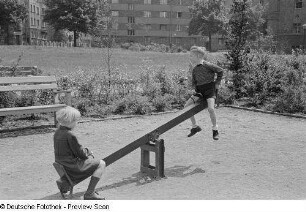 Kinder auf einem Spielplatz