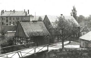 Scheune und Wohnhaus (Umgebindehaus; Roscher und Kirsch). Eingangsseite mit Mandaubrücke