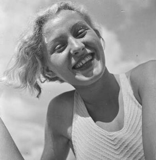 Lachende Frau am Strand