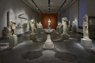 Blick in Raum 2 der Dauerausstellung der Antikensammlung im Alten Museum (Hauptgeschoss): Orte der Götter - Heiligtümer im archaischen Griechenland