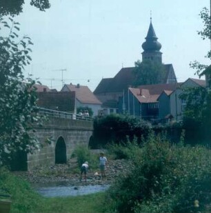 Hainzell. Blick über die Lüderbrücke zur Pfarrkirche