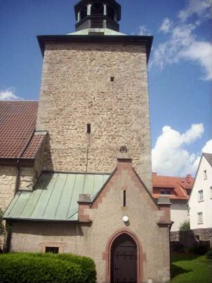 Ried-Kirchturm von Süden-Spätgotischer Neubau (auf Frühgotischem Vorgänger) als Chorturm mit Turmchor sowie Schießscharten (Schlitzscharten) in den Mittelgeschossen-Sakristei 1933 erneuert