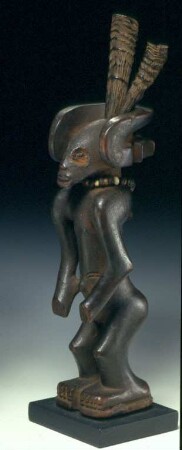weibliche Figur mit Kopfbedeckung eines Häuptlings, Lweji (?)