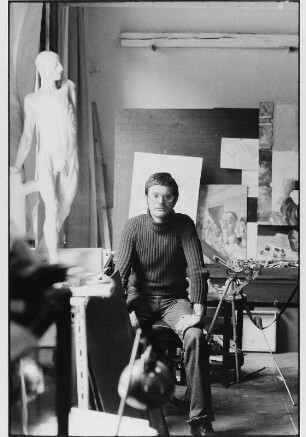 Der Maler Ulrich Hachulla in seinem Atelier
