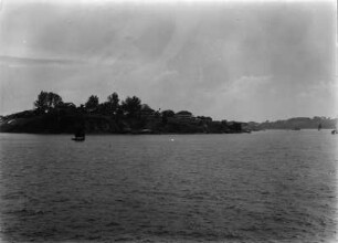Hafen von Singapur : Eine Insel in der Hafeneinfahrt von Singapur.