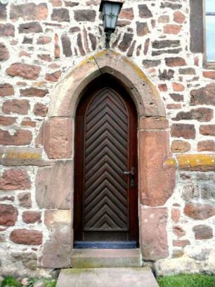 Kirchturm von Süden (Gotisch-14 Jhd)-Erdgeschoß mit spitzbogig gewändeter Tür sowie Werksteinen im Mauersteinverband