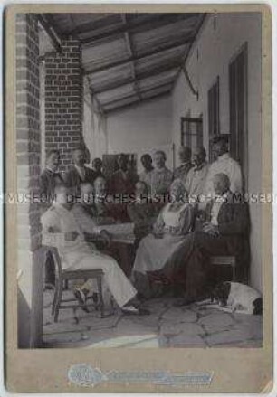 Offiziere der Schutztruppe für Deutsch-Südwestafrika, Krankenschwester und Zivilisten auf einer Veranda in Windhoek