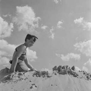 Elisabeth Gremmler sitzt am Strand