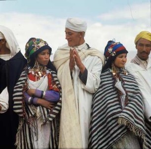Heiratsmarkt der Berber : Geschmückte Frauen in traditioneller Kleidung auf dem Heiratsmarkt der Berber in Imilchil im Hohen Atlas.