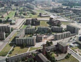 Luftaufnahme, Blick von Süd-Westen auf die Otto-Suhr-Siedlung gegenüber der St.-Jacobi-Kirche. Berlin-Kreuzberg, Alexandrinenstraße