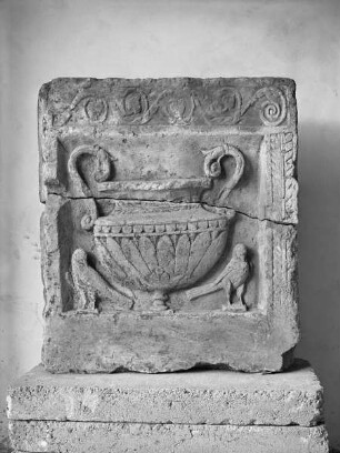 Reliefplatte mit einem Kantharos