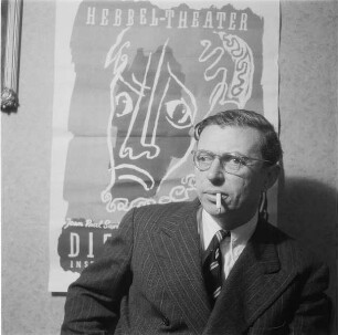 Jean-Paul Sartre anläßlich der Premiere seines Stückes "Die Fliegen" in Berlin : Berlin. Porträt Jean-Paul Sartre anläßlich der Inszenierung seines Dramas "Die Fliegen" im Hebbel-Theater, Premiere 07.01.1948 (im Beisein des Autors)