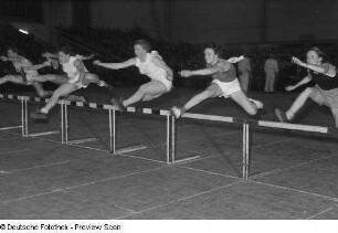 Sechs Sportlerinnen beim Hürdenlauf in Halle II