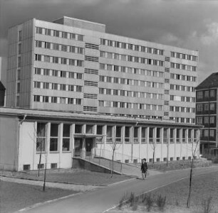 Dresden. Wirtschaftsrat des Bezirkes Dresden. (1966; H. Konrad, Entwurd G. Müller, H.-G- Bedrich). Rückfront