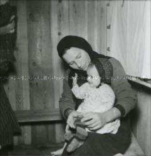 Mutter mit Kind im Zwischenlager für Umsiedler in Semlin