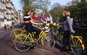 Amsterdam - Fahrradgruppe : Gruppe mit Fahrrädern. Aufgenommen in Amsterdam 2001