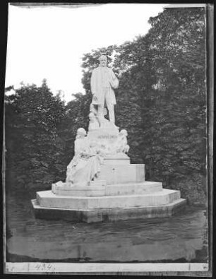 Budapest. Ignaz-Semmelweis-Denkmal (1906) : Budapest. Denkmal für den Hygieniker Ignaz Semmelweis (1906; Alajos Strobl) auf dem Elisabethplatz