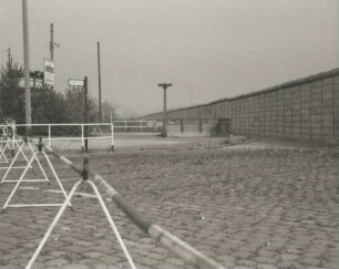 Eingang zum S-Bahnhof vor der Grenzmauer am Potsdamer Platz