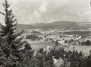 Hinterzarten, Ortsansicht mit Katholischer Pfarrkirche Maria-in-der-Zarten von Süden