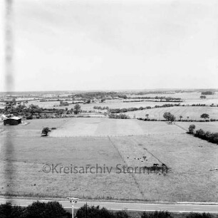 Vogelperspektive: Blick nach Nordosten vom Getreidesilo der Mühle W. F. Stoltenberg am Bahnhof: im Vordergrund die Kreisstraße zwischen Barkhorst und Eichede