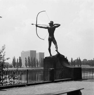 Dresden-Neustadt, Königsufer. Plastik "Bogenschütze" (Bronze, überlebensgroß; 1902, E. M. Geyger)