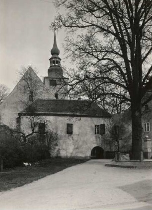 Horka. Pfarrkirche. Ansicht über das Torhaus