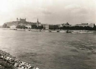 Bratislava (Pressburg). Stadtzentrum mit Burg. Blick über die Donau