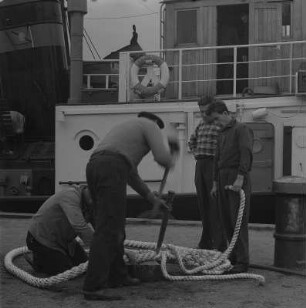 Wismar. Seehafen, Hafenarbeiter an einem Schiffstau