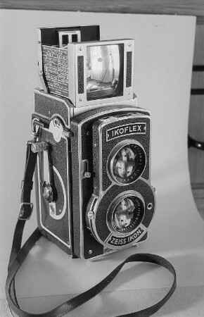 Eine Ikoflex von Zeiss Ikon, eine zweiäugige Spiegelreflexkamera