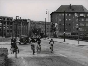 Rad fahrende Kinder im Straßenverkehr