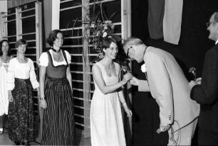 27. Tagung 1977 Chemiker; Polonaise: Graf Lennart Bernadotte begrüßt Gräfin Sonja Bernadotte