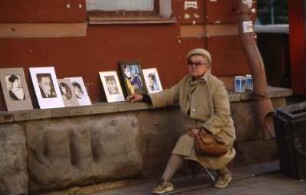 Frau verkauft Bilder am Arbat in Moskau, 1989