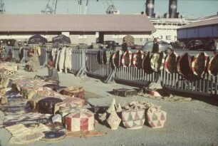Reisefotos Marokko. Casablanca. Straßenhändler mit Korb- und Lederwaren