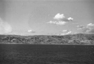 Küste östlich von Kap dell'Armi : Blick vom Schiff auf das Meer und die Küste von Kap dell'Armi