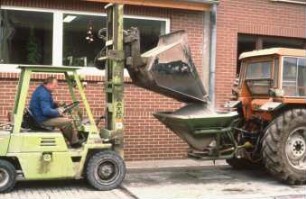 Befüllung des Schleuderstreuers mit Gabelstapler