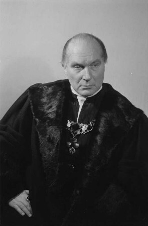 Szenenbilder aus dem Drama "Die Verschwörung des Fiesco zu Genua" von Friedrich Schiller im Theater am Schiffbauerdamm Berlin : Rollenporträt von Lothar Firmans als Verrina