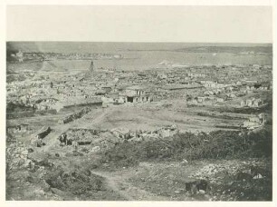Druckschriftliche Fotoreportage zum Krimkrieg und Reisestationen des Fotografens: Stadtansicht Sewastopols mit Hafenanlagen, im Hintergrund Schwarzes Meer
