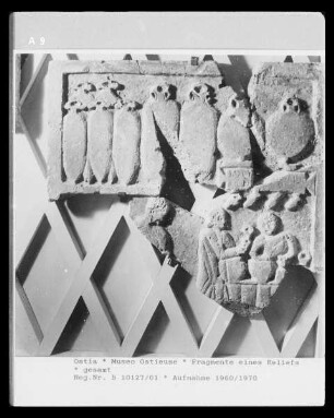 Fragmente eines Reliefs