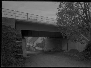 Fichtenberg: Bahnbrücke über Straße